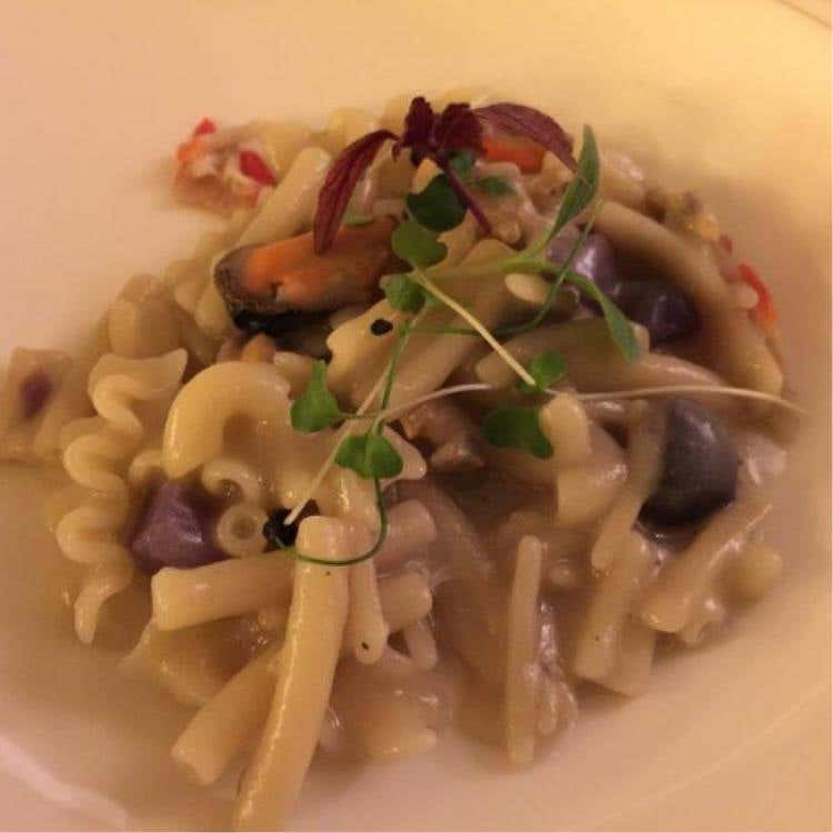 Pasta mista di Gragnano in brodo affumicato con patata viola e frutti di mare